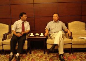 2006年8月30日，出席中华缘文化论坛的全国政协副主席白立忱与时任澳门沙金在线平台董事长、总经理周素明亲切交谈。